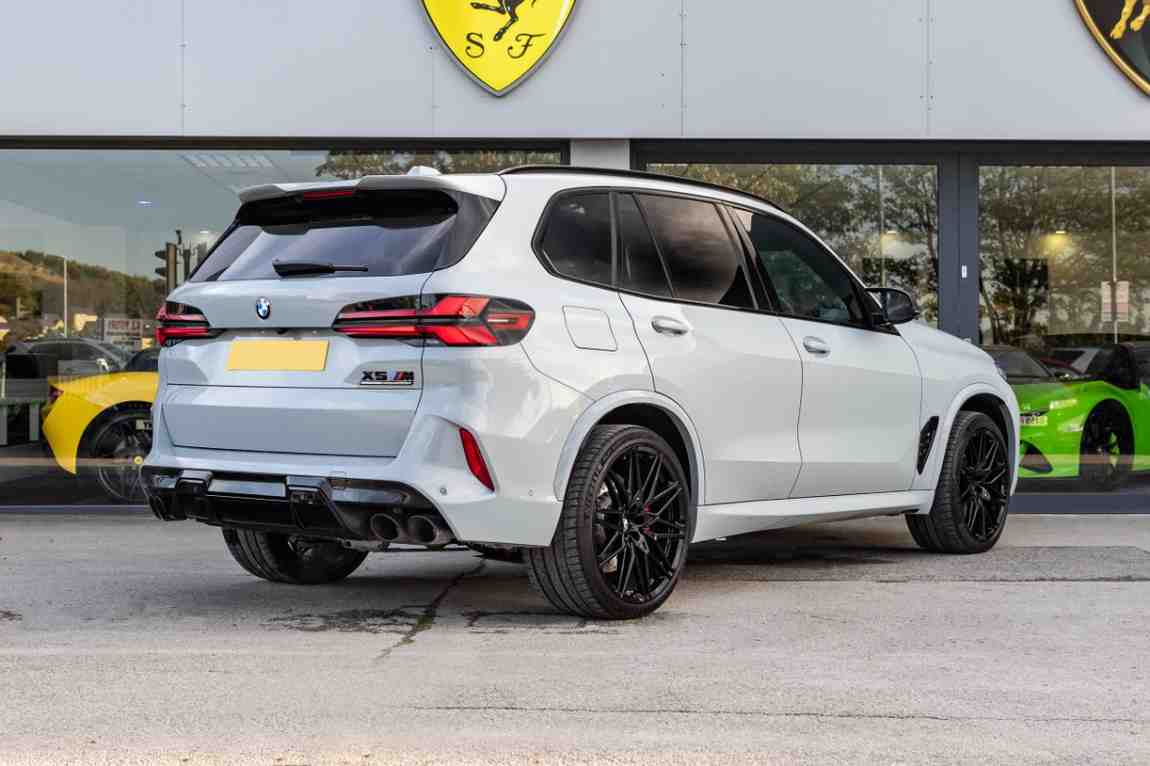 Huddersfield airport transfer luxury vehicle