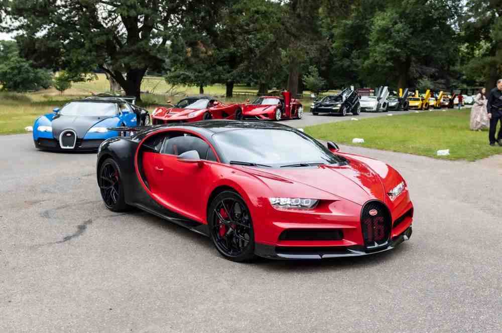 Wedding car hire service in Huddersfield offering luxury chauffeur-driven vehicles